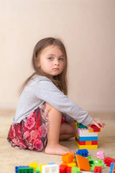 Fille avec des jouets — Photo