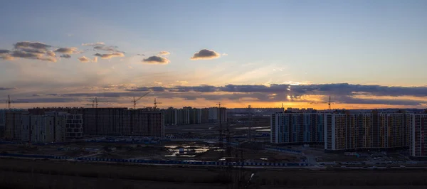 Şehrin Şantiyenin Üzerinde Gün Batımı Parlıyor — Stok fotoğraf