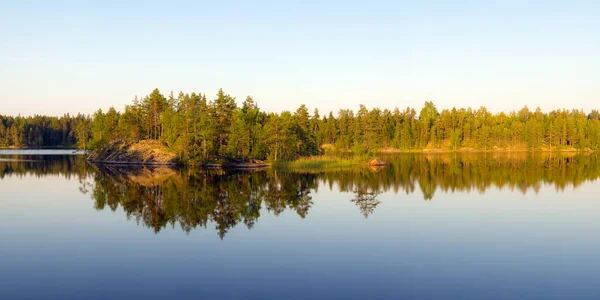 Eiland Met Rotsen Een Bosmeer — Stockfoto