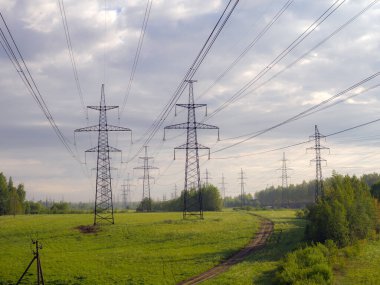 Yazın başında elektrik hattı olan bir manzara