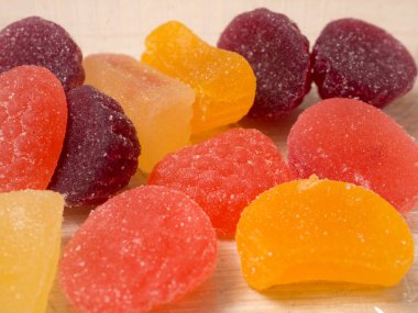 Masanın üzerinde renkli marmelat parçaları var. Yakın plan.