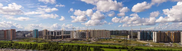 Panorama Cidade Céu Azul Com Nuvens — Fotografia de Stock