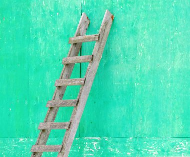 Yeşil wal yakındaki ahşap merdiven