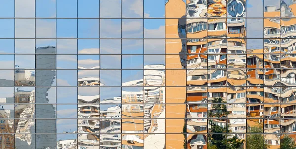 Residentiële Gebouwen Worden Weerspiegeld Ramen Van Spiegel Van Een Ander — Stockfoto