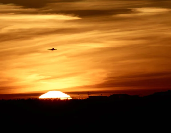 Vliegtuig Opstijgt Tegen Zon Hemel — Stockfoto