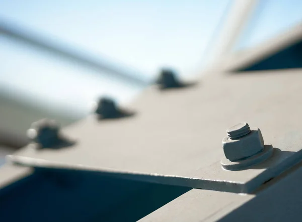 Fragmento Uma Construção Metálica Com Parafusos Porcas — Fotografia de Stock