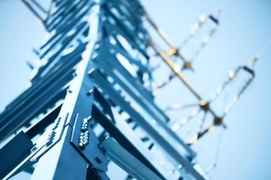 Yüksek gerilim hattı ile arka plan bulanıklık                           