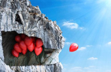 Özgürlük oncept. Balon mağara dışında uçar ve gökyüzüne doğru atılıyor. 