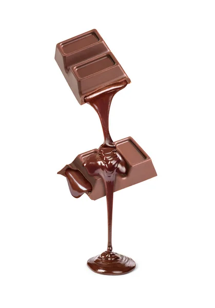 ブロークン チョコレート チョコレート 流れるから白い背景に分離 — ストック写真