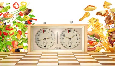 oncept çatışma. Zararlı ve sağlıklı gıda olan bir satranç tahtası karşı taraflarda