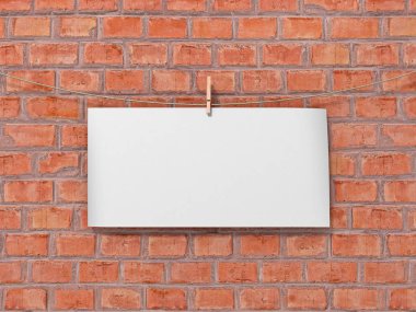 beyaz kağıt sayfa sonlarını duvarının yakınında clothespin iple