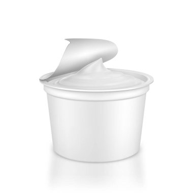 Ambalaj açık beyaz zemin üzerine yoğurt ile