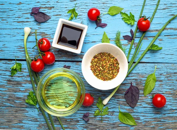 Sağlıklı pişirme veya salata yapma rustik arka plan, üstten görünüm, afiş için taze lezzetli maddeler. Diyet veya vejetaryen gıda kavramı. — Stok fotoğraf