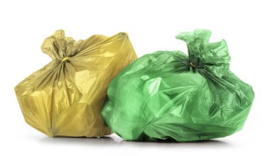 Beyaz bir arka plan üzerinde izole çöp torbaları