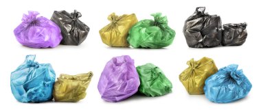 Beyaz bir arka plan üzerinde izole çöp torbaları kümesi