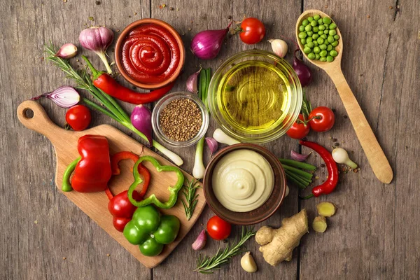 Ingredientes Frescos Sabrosos Para Una Cocina Saludable Ensalada Con Salsa — Foto de Stock