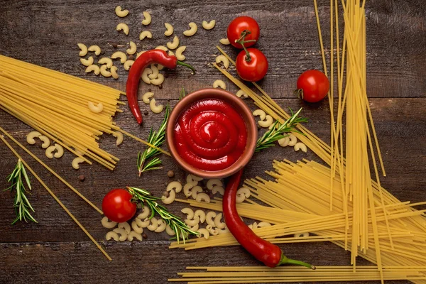 Ingredienti Freschi Gustosi Una Cucina Sana Con Sugo Rosso Pasta — Foto Stock