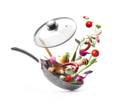 Sebze kompozisyon. Kapak ve beyaz arka plan üzerinde izole uçan sebzeler ile kızartma tavası