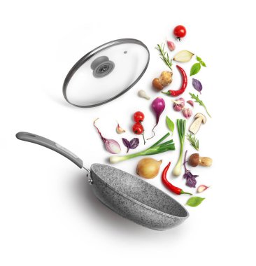 Sebze kompozisyon. Kapak ve beyaz arka plan üzerinde izole uçan sebzeler ile kızartma tavası