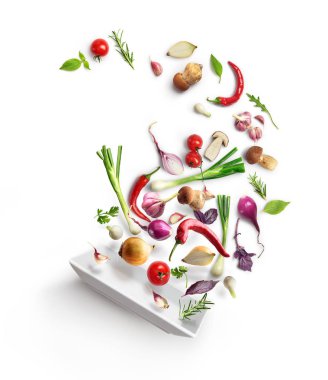 Sebze kompozisyon. Beyaz arka plan üzerinde izole sebze uçan ile plaka