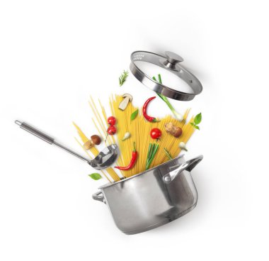 İle makarna ve sebzeler üzerinde beyaz arka plan izole mantarlı güveç