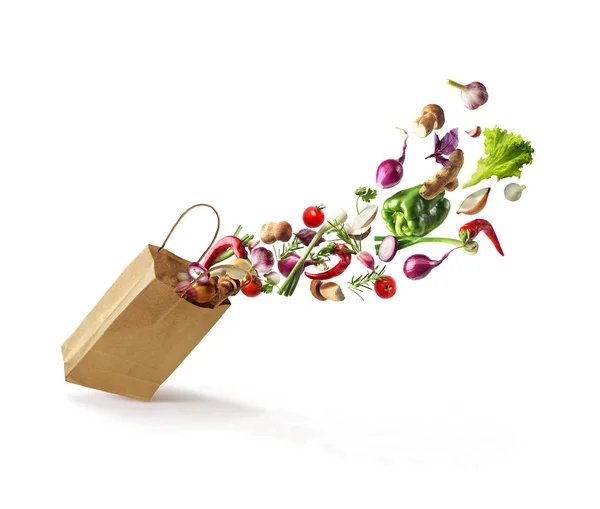 从纸袋里飞出来的蔬菜 在白色的背景下被隔离 健康饮食 — 图库照片