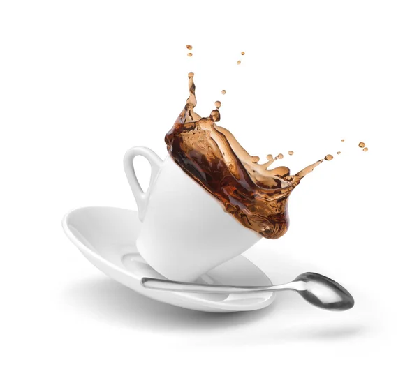コーヒーは白に隔離されたカップから飛び出し — ストック写真