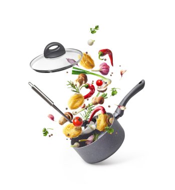 Tencere ve beyaz arka plan üzerinde izole havada uçan Sebzeli Makarna kompozisyonu