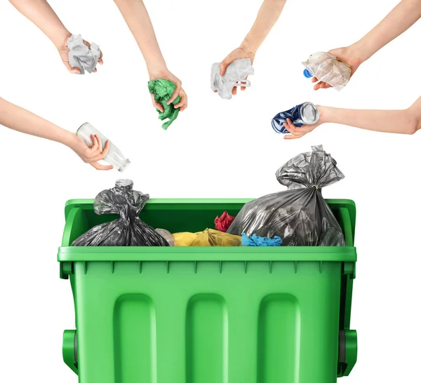 Reciclar Conceito Mãos Jogar Lixo Uma Lata Lixo Fundo Branco — Fotografia de Stock