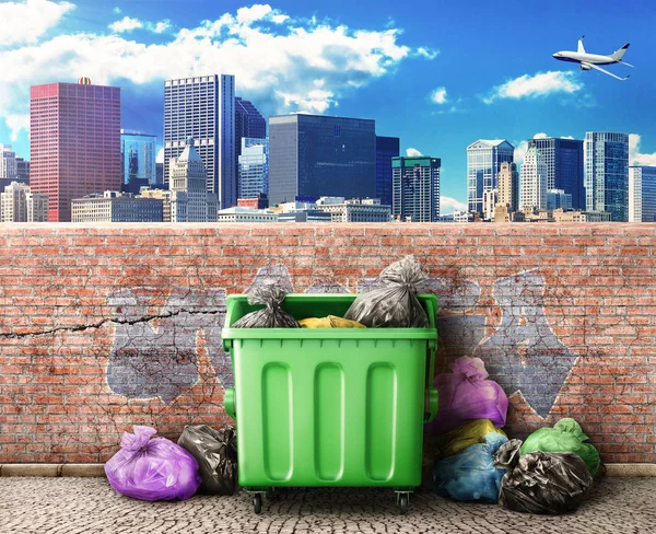 Koncepcja Zanieczyszczenia Śmieci Kontener Pakietami Pobliżu Ściany Tle Miasta Dystopia — Zdjęcie stockowe