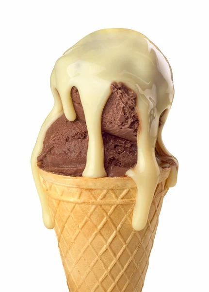 Çikolatalı Dondurma Yoğunlaştırılmış Süt Ile Beyaz Bir Backgr Dökülür — Stok fotoğraf