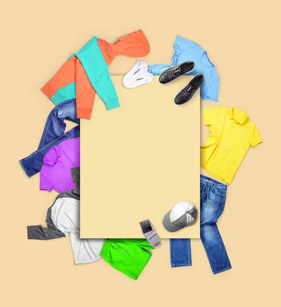 Giysi Renkli Bir Arka Plan Üzerine Izole Erkek Giyim Bileşimi — Stok fotoğraf