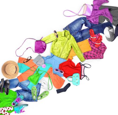 Giysi. Kadın, erkek ve beyaz arka plan üzerinde izole çocuk giysileri ile kompozisyon