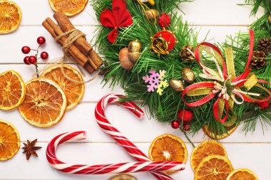 Merry Christmas - poster veya kartpostal tasarım. Vintage dekorasyon, gingerbread çerezleri ve üstüne hafif bir gemide kurutulmuş portakal.