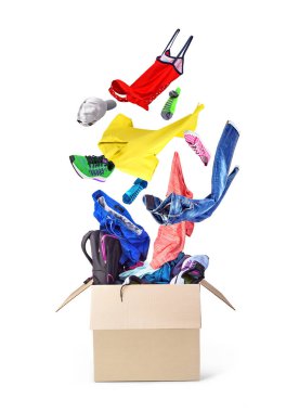 İzole üzerinde beyaz arka plan sinek renkli şeyler ile karton kutu