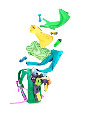 Beyaz bir arka plan üzerinde izole bunun dışında uçar renkli şeyler ile sırt çantası