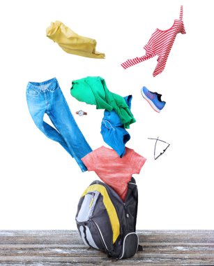 Beyaz bir arka plan üzerinde elbise ile açık sırt çantası