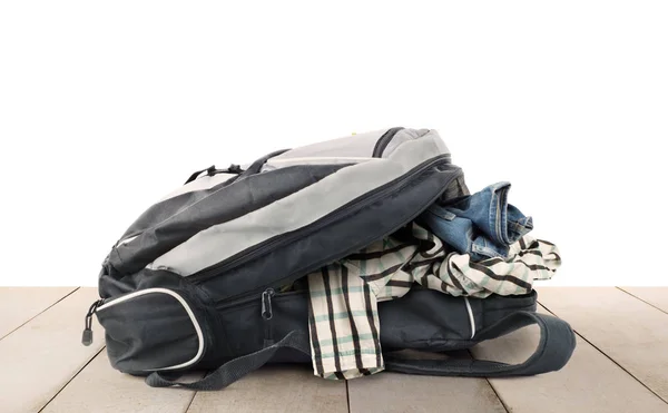 Outdoor Rucksack Mit Kleidung Auf Weißem Hintergrund — Stockfoto