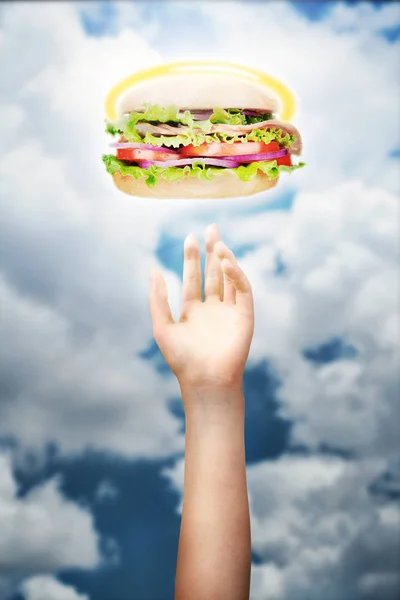 Ręka Sięgania Hamburger Nieba — Zdjęcie stockowe