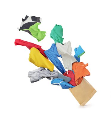 Giyim kağıt çantasından beyaz bir arka plan üzerinde uçuyor