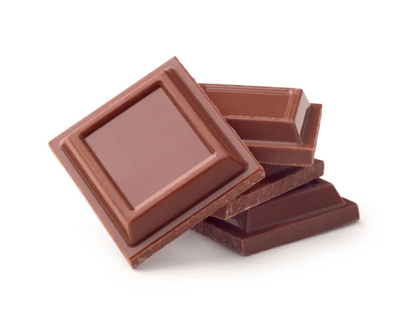 Stukken van zwarte chocolade op een witte achtergrond — Stockfoto