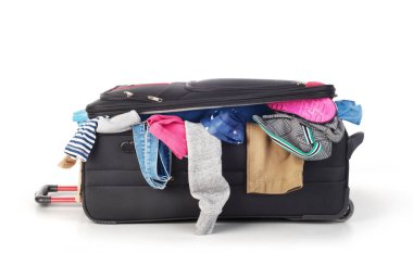 Beyaz izole giysi ile açık bavul