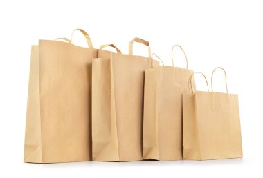 Beyaz arka üzerinde izole moda ve giyim için alışveriş torbaları