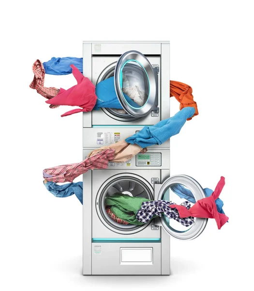 Pakaian terbang keluar dari mesin cuci ke pengering tumble pada wh — Stok Foto