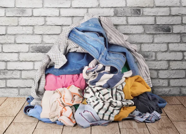 Duvara yakın katta elbise yığını