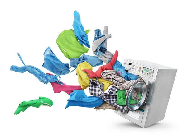 Vêtements volent hors de la machine à laver sur un fond blanc — Photo