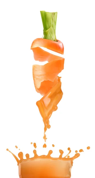 Karotte mit einem Spritzer Saft auf weißem Hintergrund — Stockfoto