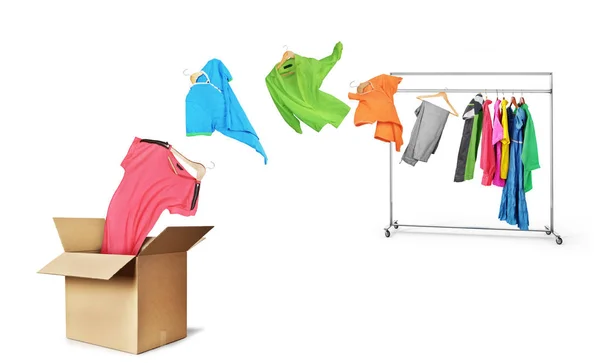 The concept of moving and transporting clothes. Clothes fly off — Stock Photo, Image