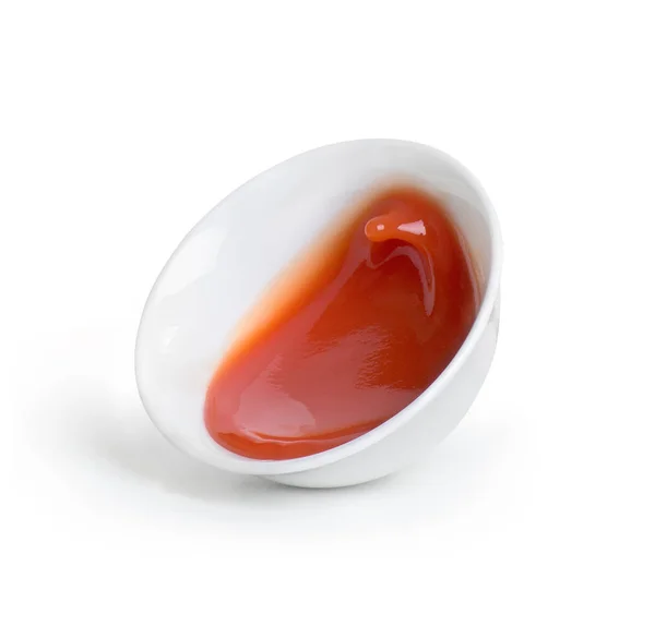 Salsa de tomate en un plato sobre un fondo blanco —  Fotos de Stock