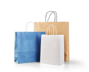 Beyaz bir arka planda izole moda ve giyim için alışveriş torbaları